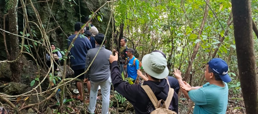 Wisatawan Mengunjungi Goa Jepang di Bukit Tuaca Moho, Kampung Kayo batu